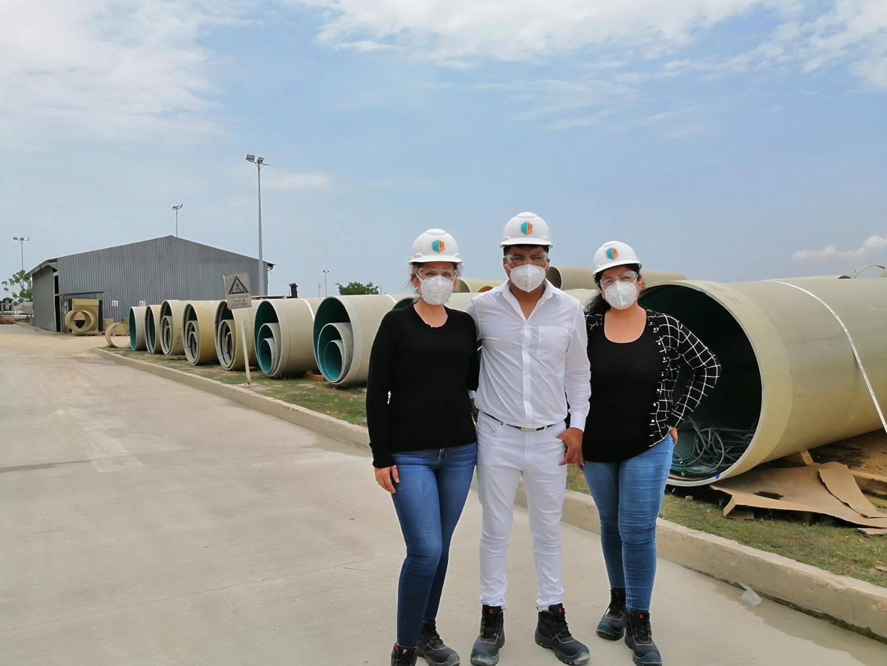 Equipo de MW CORP en obra con tuberías