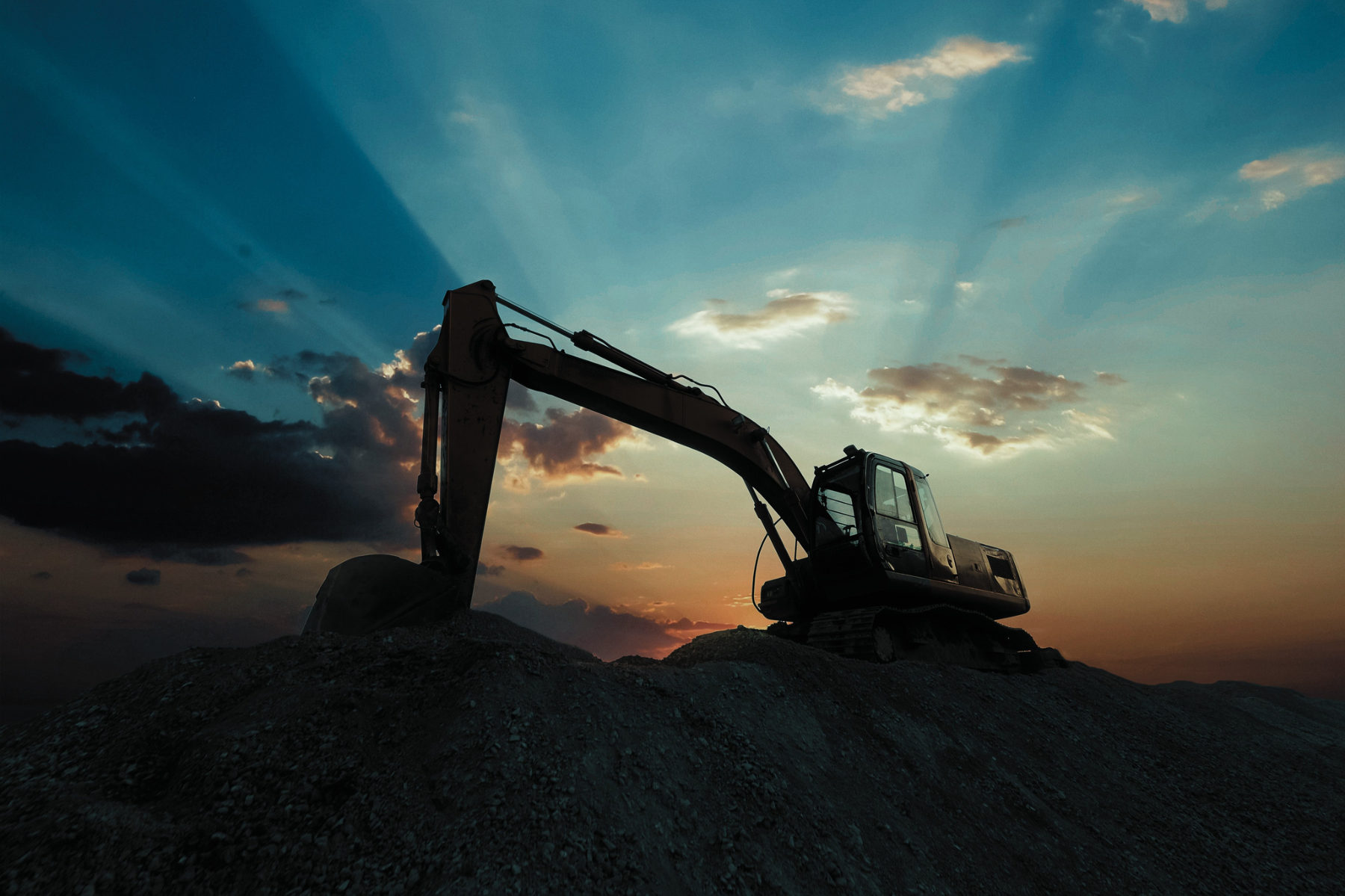 Excavadora en obra al atardecer