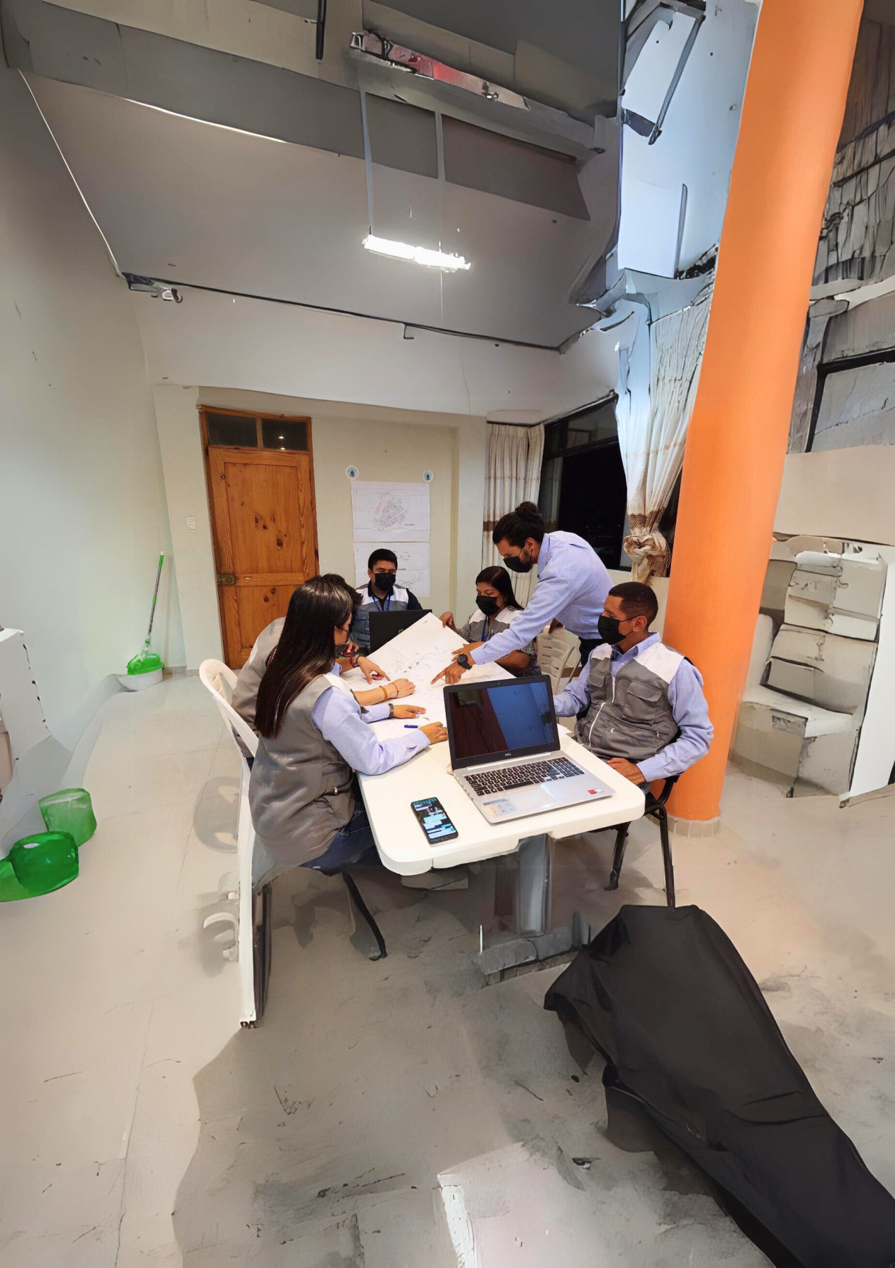 Equipo técnico trabajando en oficina